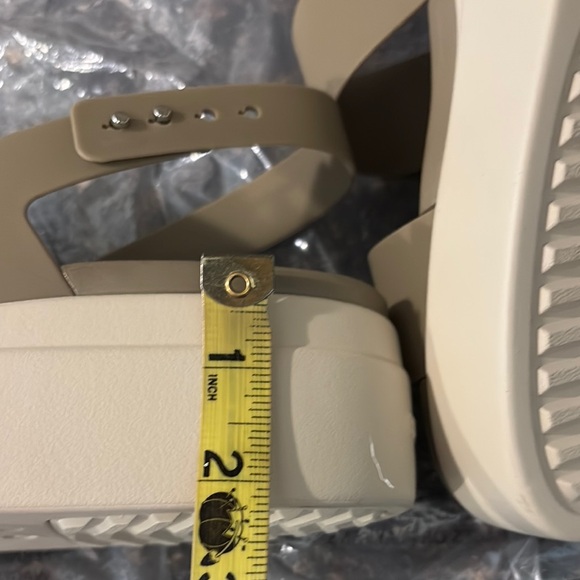 NWT - 11W CROCS Cream Sandals with Chunky Platform and Wide Straps - Picture 5 of 10